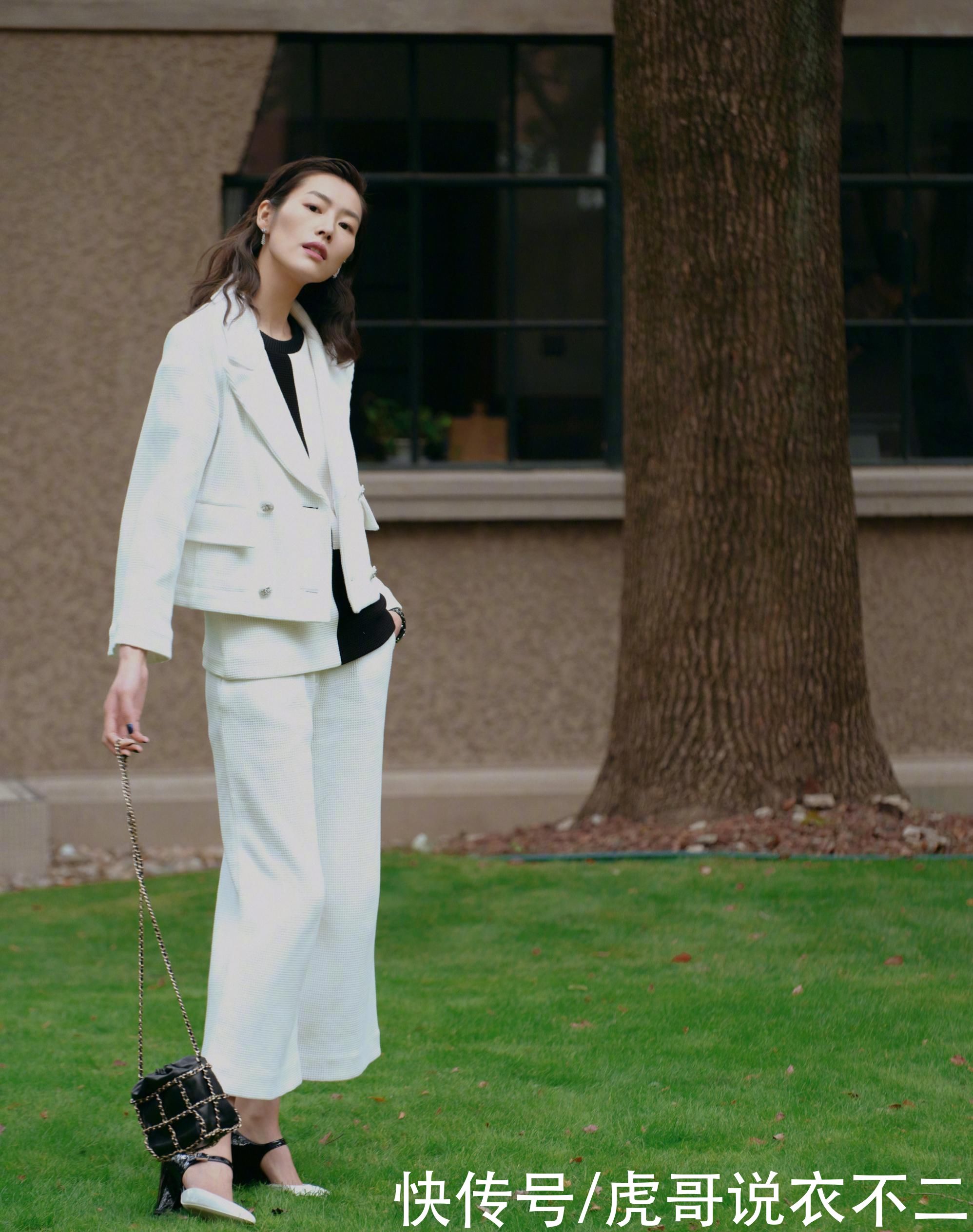 超模刘雯身材条件“太优越”，身穿基础款黑色西装，气场好强大