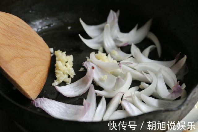 这盘虾满满异国风味,里面加了一种香草,简直太美味了!