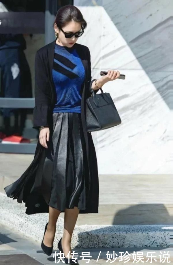 贵妇为了展现高贵优雅的气质，大热天的穿皮裙子，太拼了吧