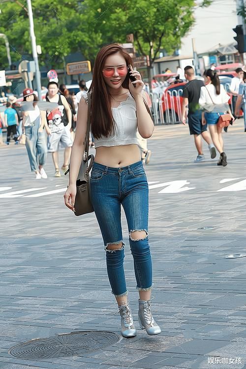 破洞牛仔裤 白色荷叶边背心,搭配深蓝色破洞牛仔裤,流行感十足