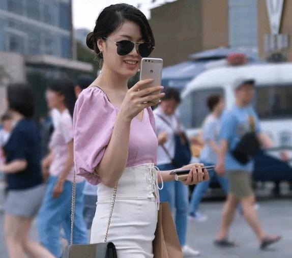 气质辣妈，白色高腰裙，穿出了知性大雅的美