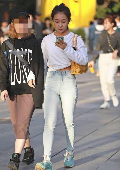 穿搭 白色短袖和牛仔裤的简单穿搭,极简风的潮流时尚气质