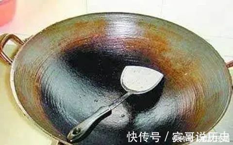 美味佳肴|铁锅用后锈迹多？别再用钢丝球，撒上这两物，简单一擦就干净光亮