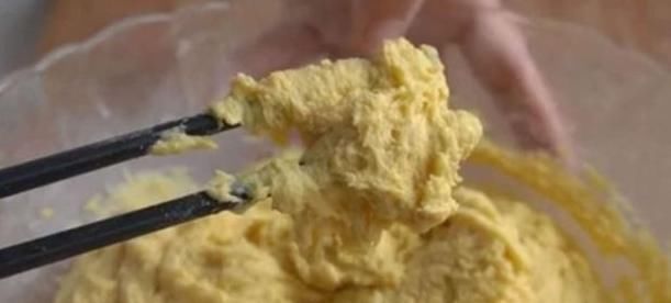 玉米面正确做法,开水一烫,筷子一搅,手不沾面,蓬松暄软