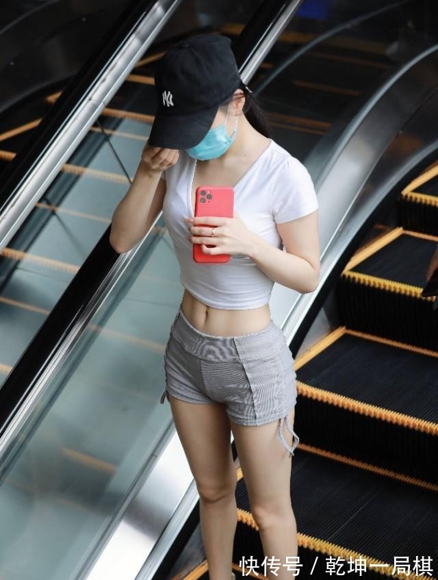 身材高挑|年轻漂亮的小姐姐，时尚地穿着V领吊带和短裤，尽显魅力