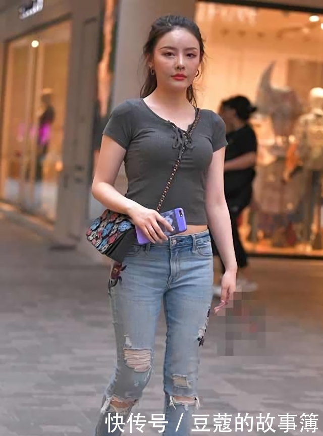 牛仔裤|牛仔裤和辣妈很配,搭配墨镜也很合适,还能穿出明星气质!