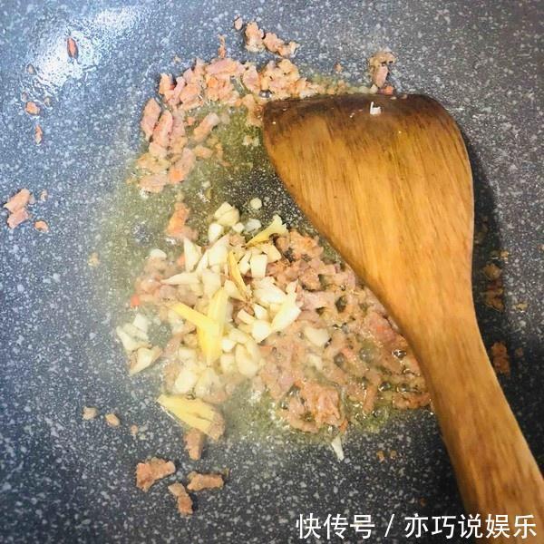 茄子还是这样做最好吃，孩子隔三差五吃，上桌就想抢光！