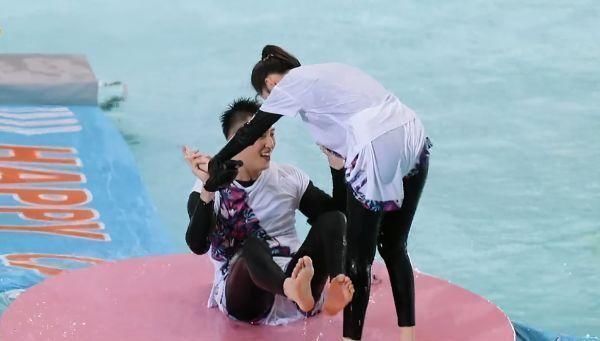 李沁击掌时差点滑倒，黄景瑜下意识去扶，动作微妙到连头都不敢抬