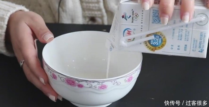 搅拌均匀|脸上皱纹越长越多教你一个好方法,皮肤光滑有弹性,省钱还管用