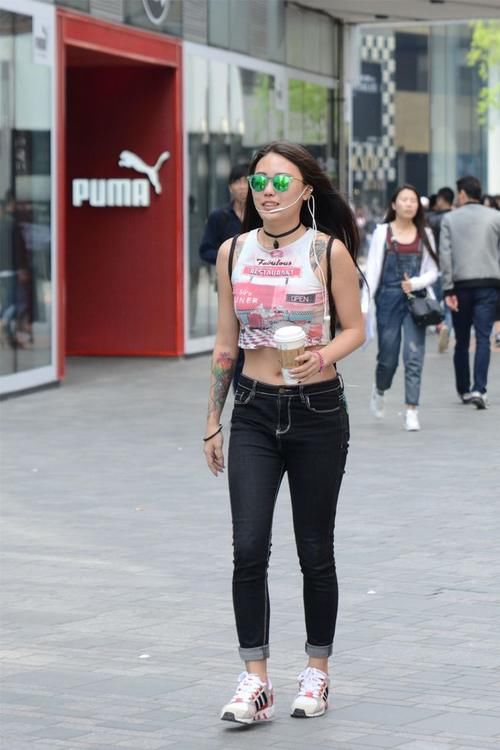 性感|身材丰满就要穿紧身牛仔裤,才能彰显线条美,性感身材一览无遗