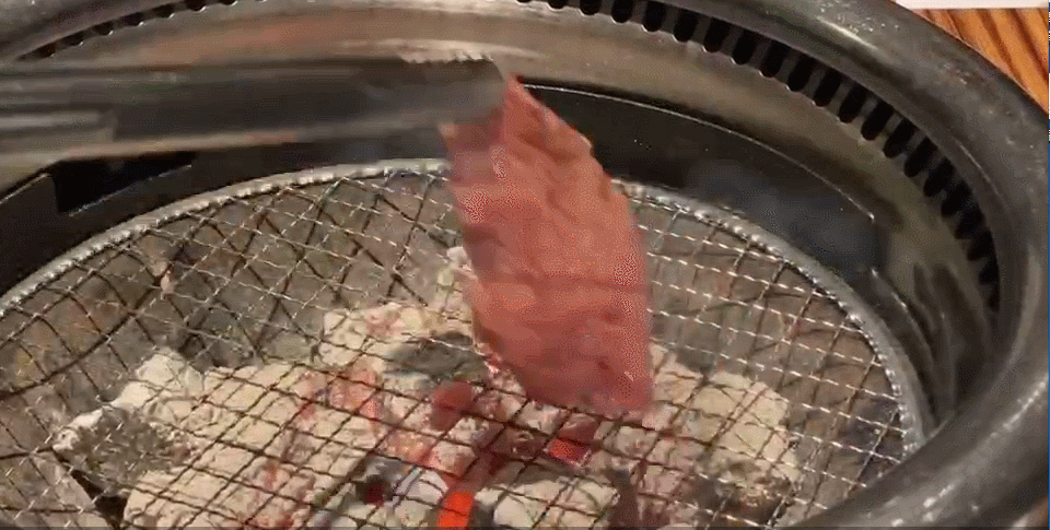 烤肉|天冷正是烤肉时∣日式烧肉精致讲究，雪花和牛要持续翻转