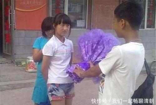 早恋|12岁男孩校园告白女生,当众拥抱和亲吻,网友父母不管教的下场