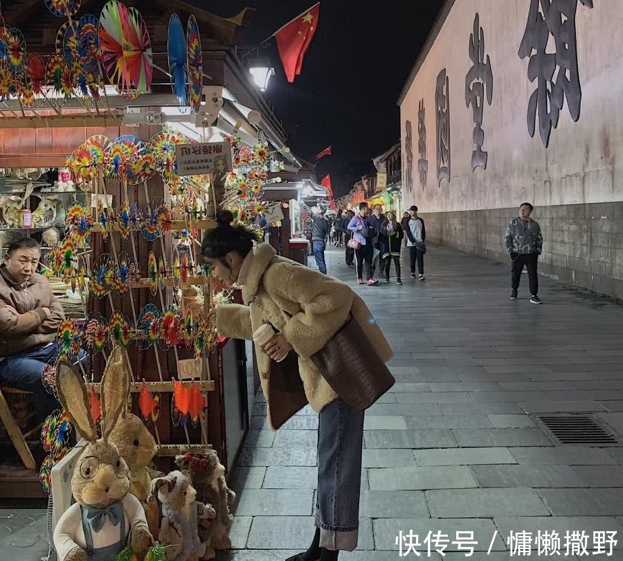 怕冷的女人别再穿羽绒服,如今流行:羊羔绒+萝卜裤