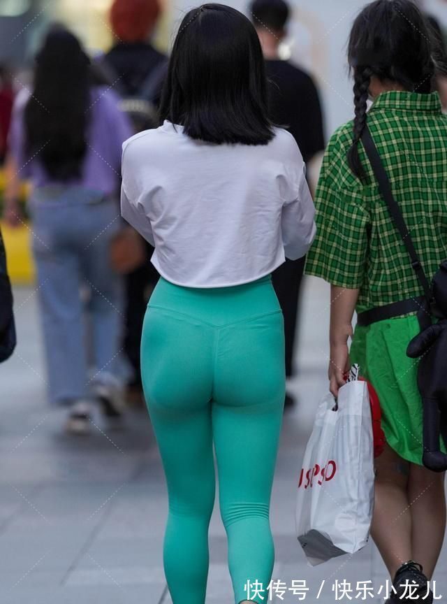 小姐姐 短款运动两件套搭配绿色瑜伽裤,清新自然,小姐姐时尚感爆棚