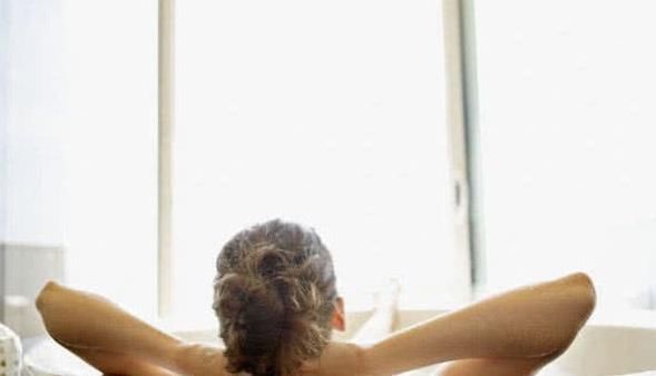 举动|女性洗澡时,尽可能少做“2举动”,肌肤会和你说谢谢,别忽视