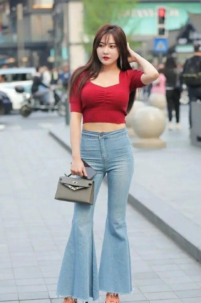 高腰裤 黑色打底裤搭配性感上衣,显高显瘦还能很有范,彰显品位