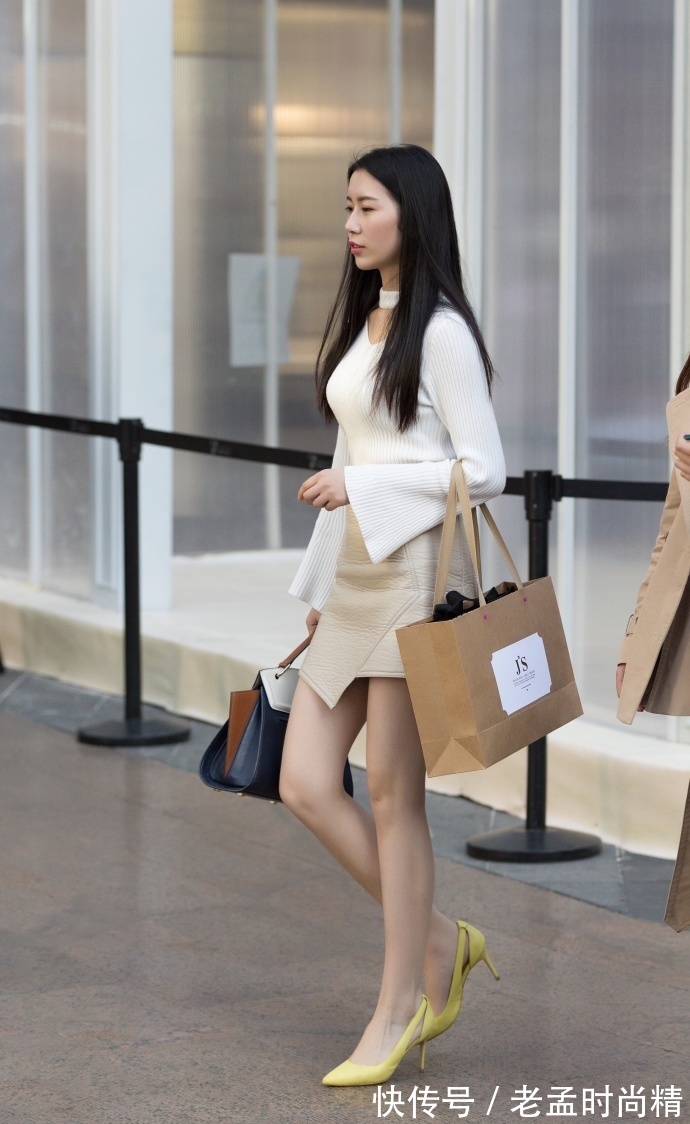 街拍 重庆街拍,皮衣与牛仔裤搭配一字高跟鞋,魅力与时尚并存!