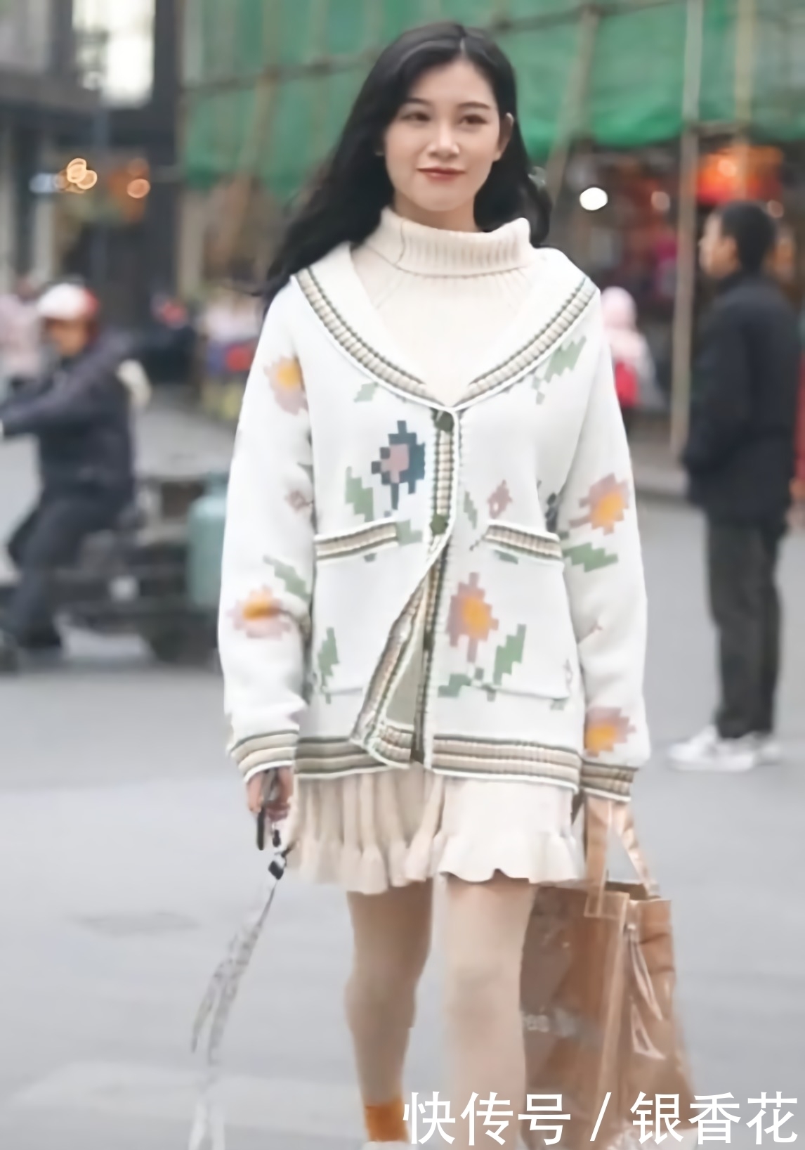 穿搭|还在嫌弃小白鞋烂大街,小姐姐搭配“果汁袜”,穿出初恋的感觉!