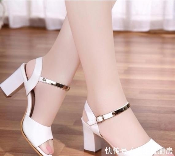 粗跟露趾凉鞋穿着轻松自在，时尚柔美很清凉