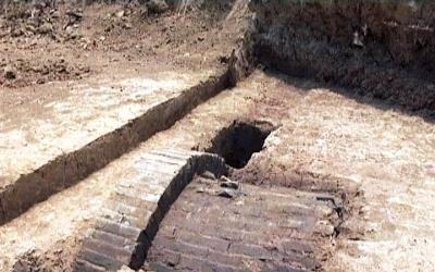 王家$意想不到的盗墓贼, 王墓上建房居住, 用二十年打穿, 专家来了!