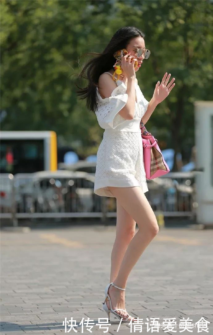 美女脚上踩着一双酒红色的尖头高跟鞋,凸显出她那身上成熟的气息