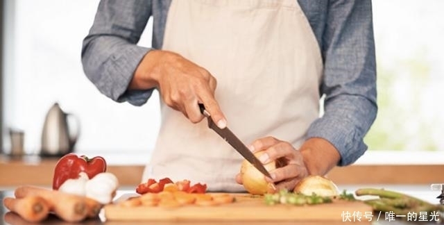 2种草药不少见,能够帮助养肝、排肝毒,平时喝水放点