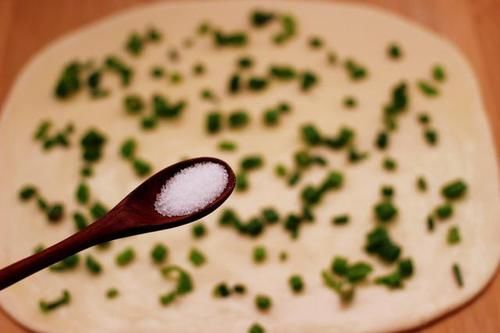 花生油|早起10分钟，做2笼小花卷，咸香柔软，搞定全家早餐主食