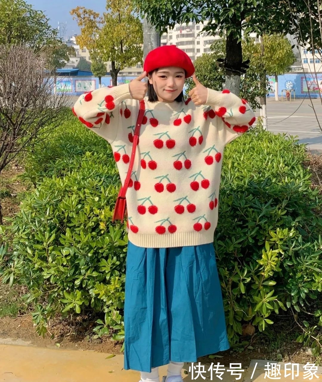 薄卫衣+半裙、衬衫+马甲,这才是今春最潮穿搭