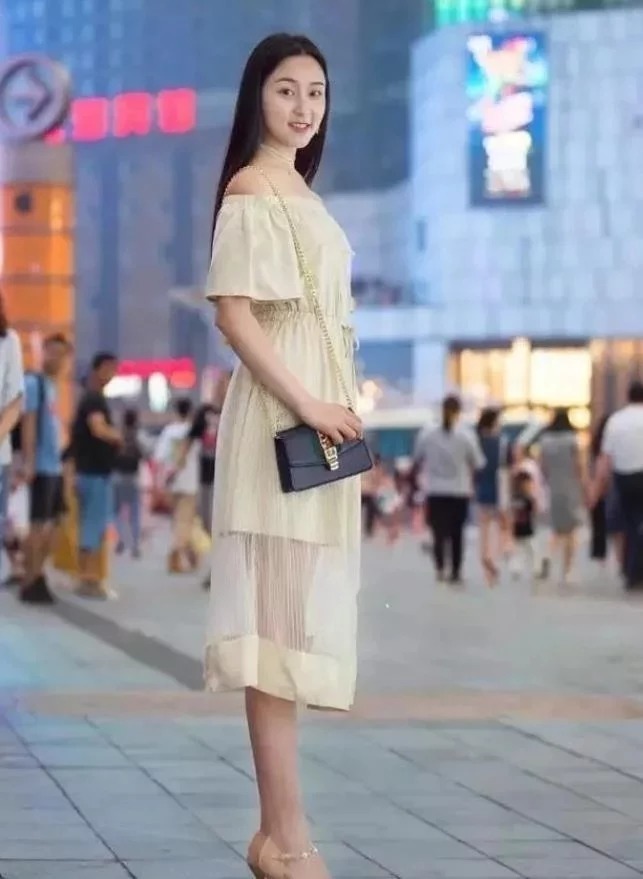 街拍:温文儒雅的小姐姐,展现性感酷雅气质,唯美大气