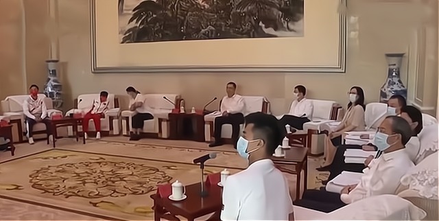 接待|全红婵接待现场“开小差”,和师姐交头接耳,领导在一旁正襟危坐