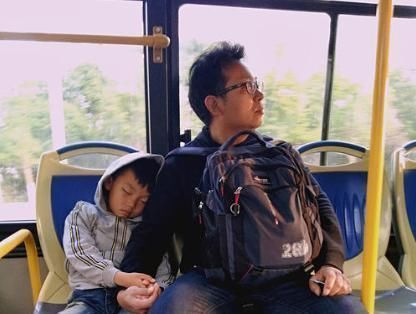 小偷|公交车上8岁孩子突然喊肚子痛,爸爸一看马上报警,众人都说机智