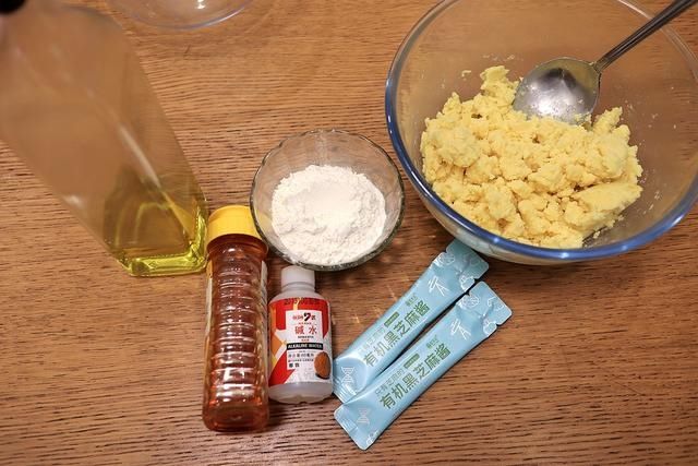 美味|黑芝麻酱绿豆沙月饼还真好吃，说啥也得试一试，歪打正着的美味