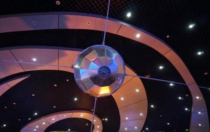 东方红 50年前我国发射的东方号一号卫星，现在在哪里，可以回收吗