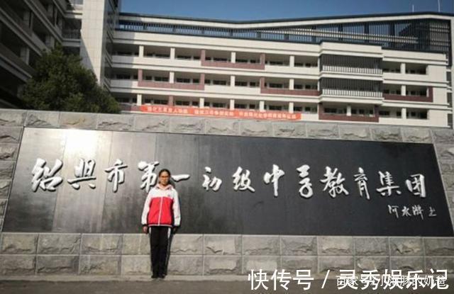 中学生@14岁中学生为学校题写校名,字迹潇洒且飘逸,老师见了赞叹不已