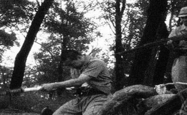 日本|日本武士如何剖腹?4张罕见照片给出答案,旁边还有士兵拿枪监督