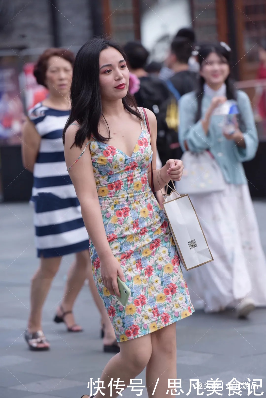 美女|街拍：红黄蓝三色放在美女吊带连衣裙中，花朵图案格外吸睛