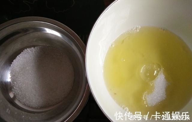 蛋糕|电饭煲蛋糕 起的非常高,材料只需4样 可香了松软好吃