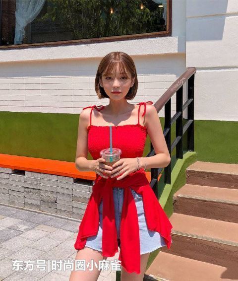 街拍前卫时尚的小姐姐,穿搭打底裤,彰显达人气质