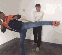 |搞笑GIF：姑娘 能不能告诉我你是怎样坐进去的