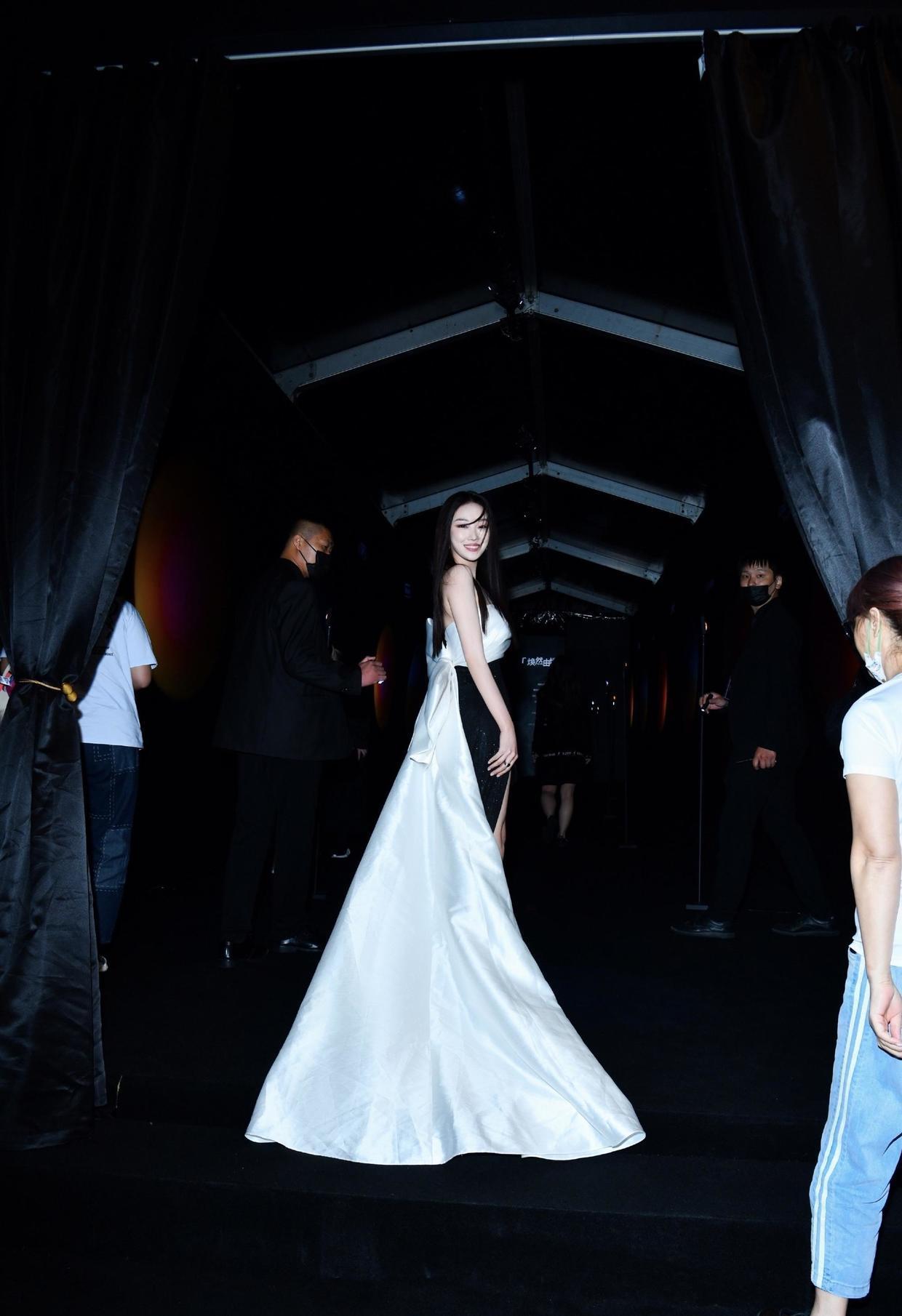 裙摆|菅纫姿有颜有腰又会穿，一袭黑白拼接礼服华丽高贵，美得惊艳