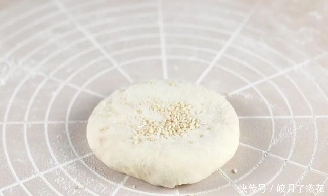 这个烧饼我都不敢经常做,不用发面、不用醒面,锅里烙一烙,连吃三个不过瘾!