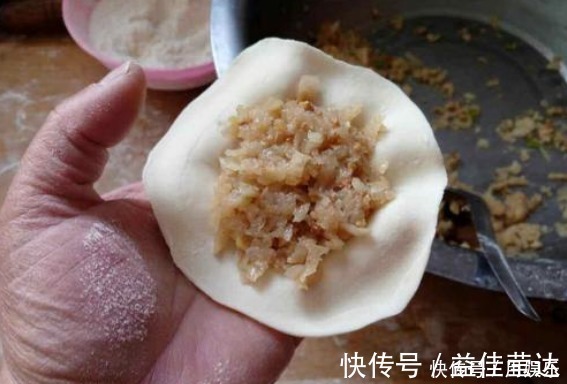 萝卜做馅时，不要再焯水了，学会一招好方法，饺子鲜味足，好吃
