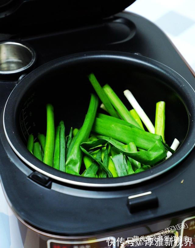 三黄鸡|嘴馋想吃肉了,买只鸡丢进电饭煲,没想到色泽诱人香味扑鼻真好吃