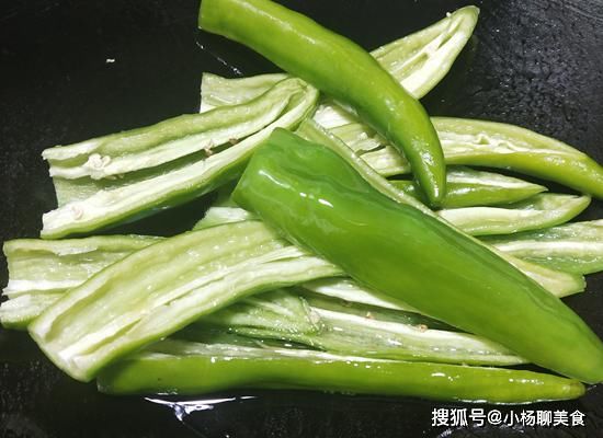 糖醋辣椒|家常青椒新做法，便宜又好吃，这样炒一大盘，好吃到舔盘子