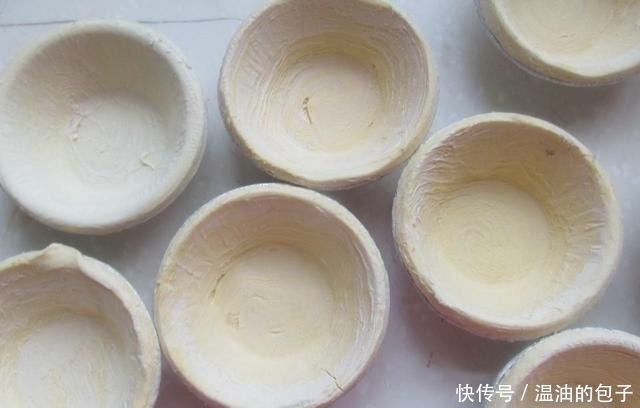 甜品店|榴莲酥甜品店10块钱一个,自己做2块钱就搞定,层层酥脆又香甜