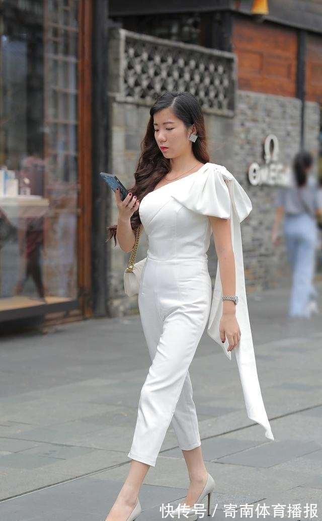 搭配 美丽自信的瑜伽裤穿搭增添女神气质,显得性感动人,淡雅大方