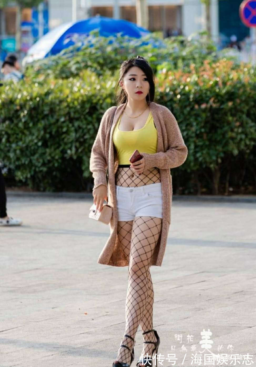 炎炎夏日|街拍女神炎炎夏日,少不了牛仔短裤,给你想要的苗条