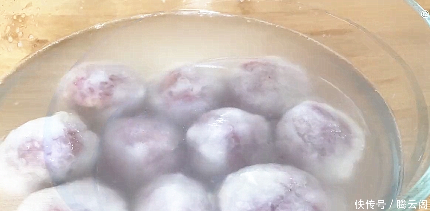 把火龙果倒入滚烫的开水中,瞬间变美食,孩子们就爱这样吃,真香