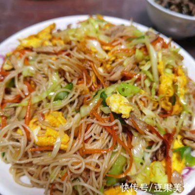 米粉|自从学会包菜炒米粉，我就不想再吃外卖了