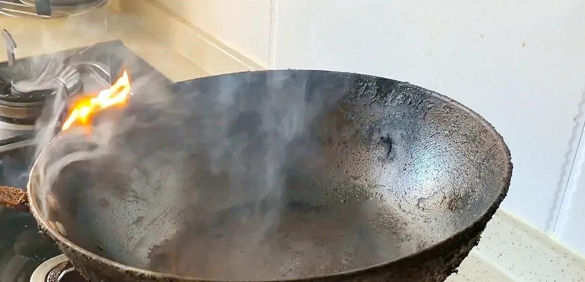 铁锅，锅底黑垢油污多怎么去除？教你一招，铁锅立马变新锅